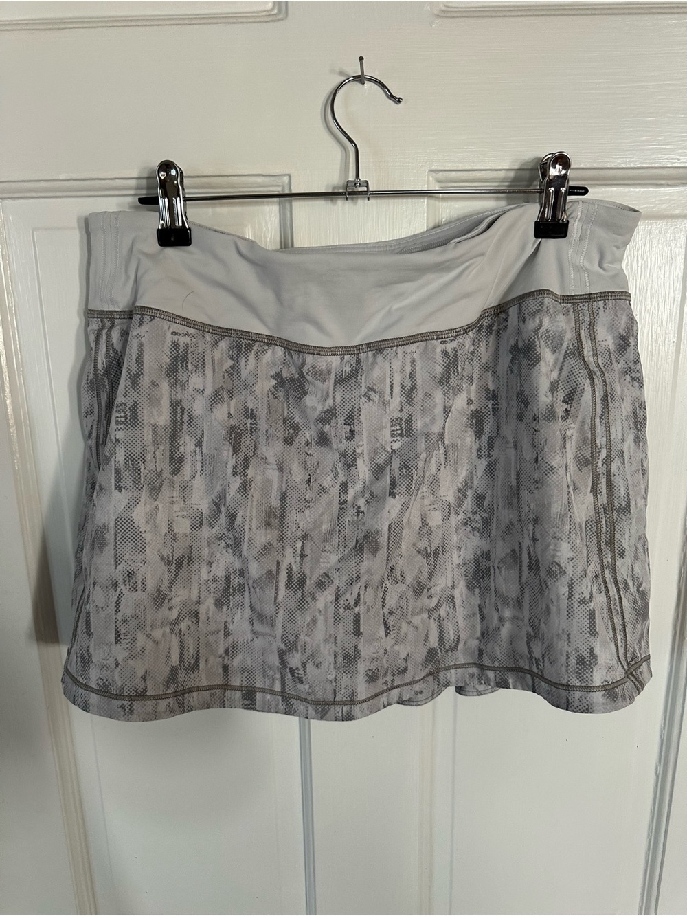 Lululemon skort athletic size L-XL gray tennis pickleball gym luxury Athleisure